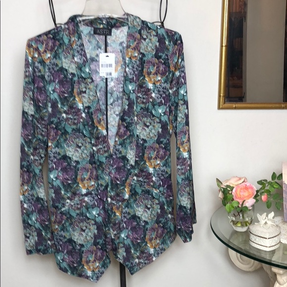 Astr Jackets & Blazers - ❤️NWT🎉HP🎉Nordstrom Floral jacket 🧥